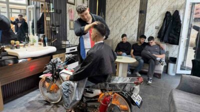Motosiklet tutkusuyla tanınan genç berber Murat Sefa Çakır, modifiye ettiği