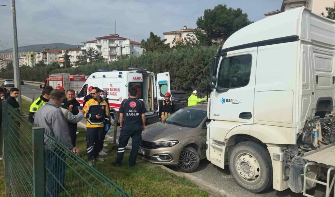 Önüne kattığı otomobili sürükledi Bursa’nın Orhangazi ilçesinde, 4 kişilik ailenin bulunduğu otomobile kamyon çarptı.