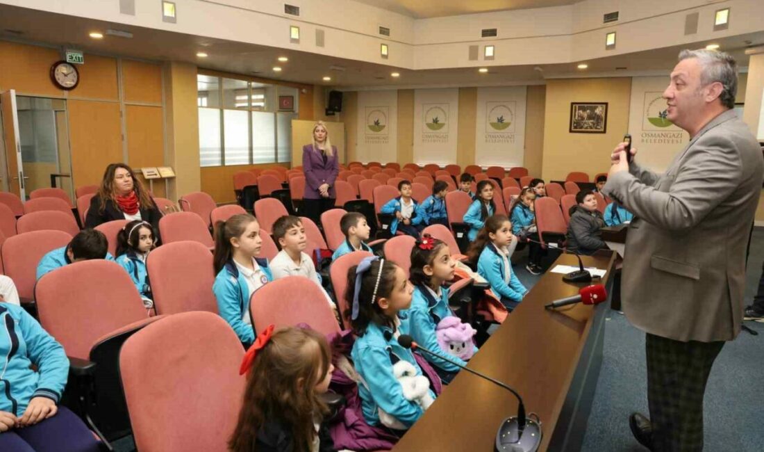 Osmangazi Belediyesi’nden çocuklara yerel yönetim bilinci Osmangazi Belediyesi Meclis Salonu’nda ağırlanan ilköğretim öğrencileri, ziyaretçi meclisi uygulamasıyla