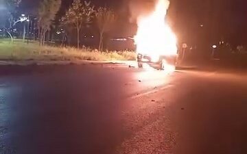 Bursa’da park halindeki otomobil, gece saatlerinde alevlere teslim oldu. İtfaiye