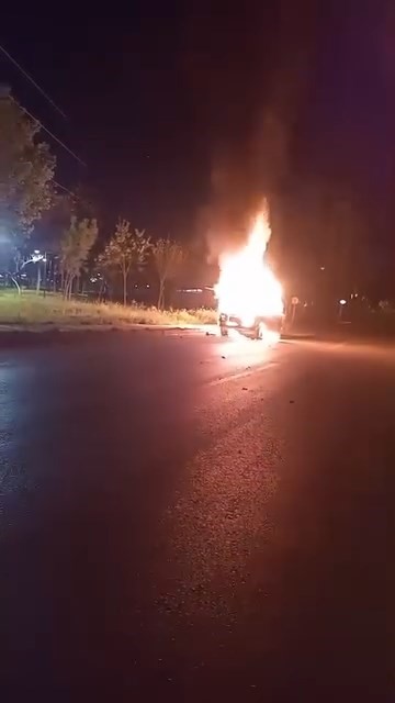 Bursa’da park halindeki otomobil, gece saatlerinde alevlere teslim oldu. İtfaiye