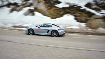 Otomobil meraklıları sezon kapanmadan Uludağ’da buluştu. Karda sürüş deneyimi yaşayan