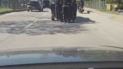 Bursa’da patenli gençler, bir kamyonetin arkasına tutunarak tehlikeli şekilde yolculuk