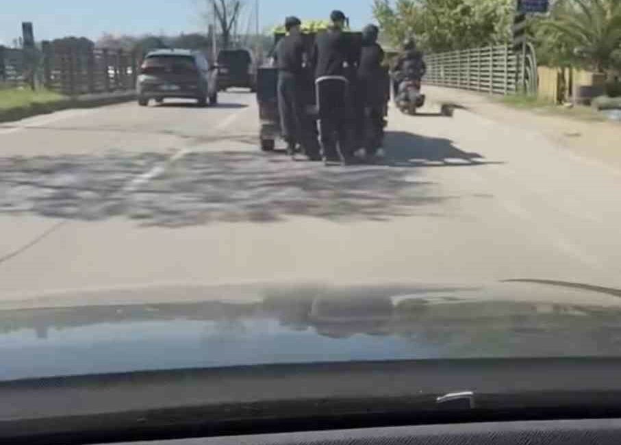 Bursa’da patenli gençler, bir kamyonetin arkasına tutunarak tehlikeli şekilde yolculuk