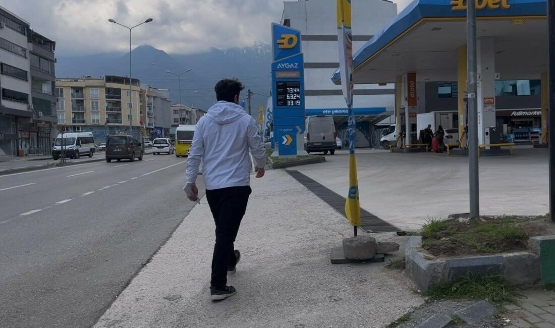 Plakayı okuyamadı, fişe “Putin” yazdı… Ruslara kahkaha attıran olay işsiz bıraktı Bursa’nın Gürsu ilçesinde bir akaryakıt istasyonunda çalışan Seyithan Alay, yoğunluk