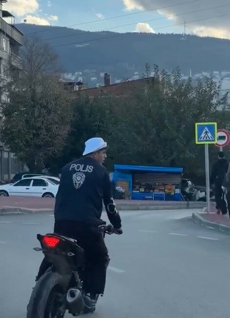 Bursa’da polis yeleği giyerek motosikletiyle trafikte akrobatik hareketler yapan ve