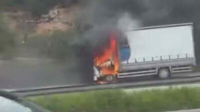 Bursa’da seyir halindeki kamyon, alevlere teslim oldu. Yangın itfaiye ekiplerinin