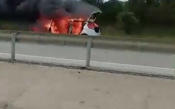 Bursa’da seyir halindeki bir otomobilde çıkan yangın paniğe neden oldu.