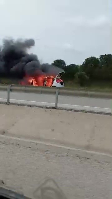 Bursa’da seyir halindeki bir otomobilde çıkan yangın paniğe neden oldu.