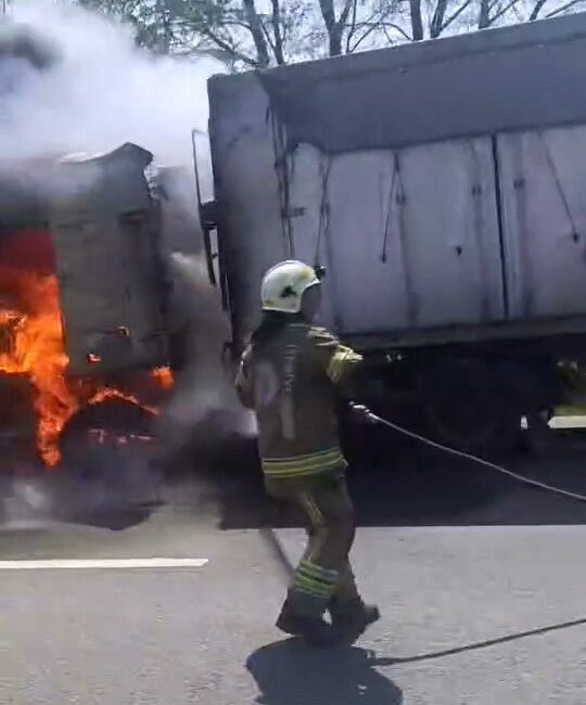 Bursa’nın İnegöl ilçesinde seyir halinde olan tır alev alev yandı.