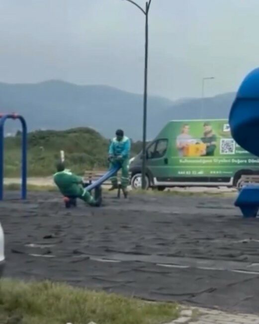 Tahteravalliye binen temizlik işçileri güldürdü Bursa’da görev yapan belediye temizlik işçilerinin iş arası verdikleri kısa