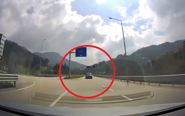 Ters yönden gelen araç faciayı böyle teğet geçti Bursa Orhaneli karayolunda ters yönden gelen minibüs, seyir halindeki bir