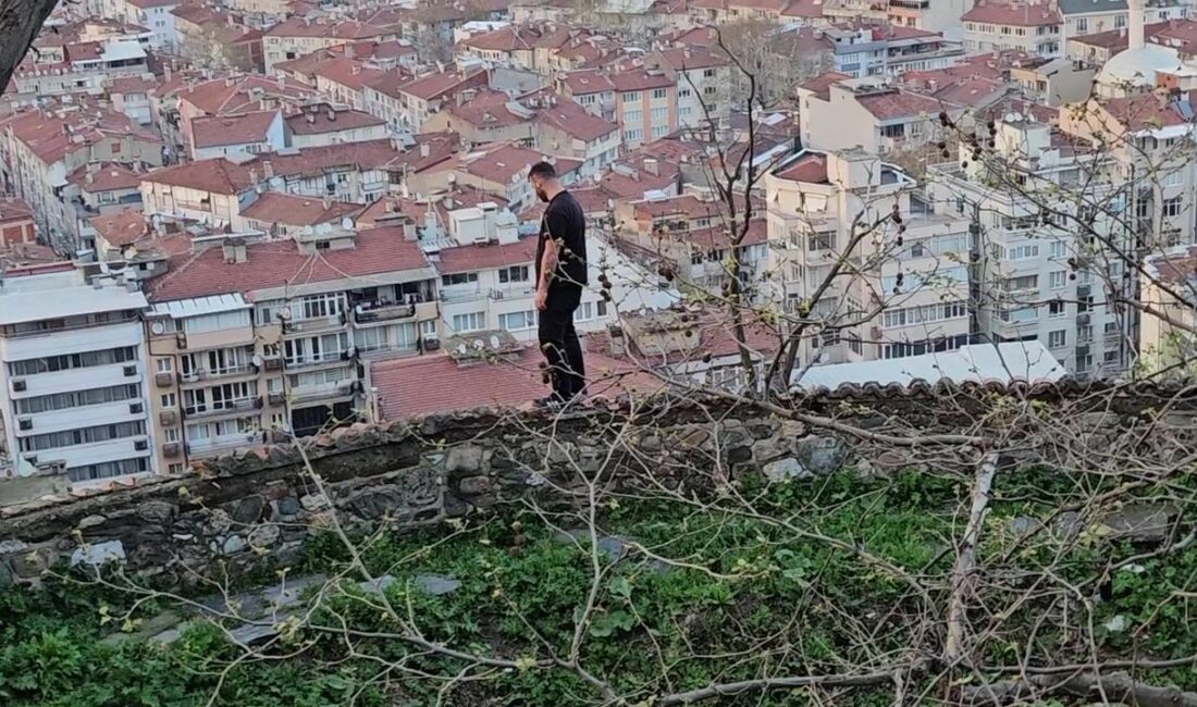 Bursa’da Tophane surlarına çıkan ve kendisini terk eden eşi yüzünden