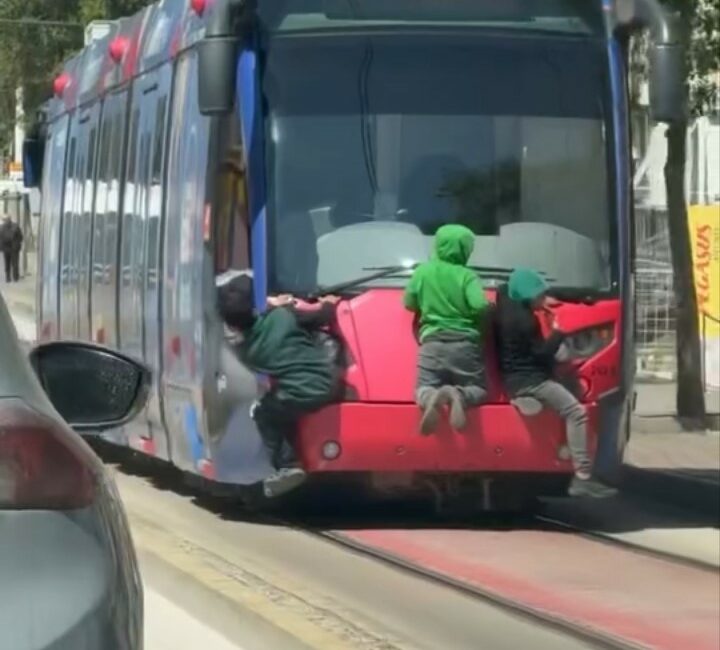 Bursa’da tramvayın arkasına tutunarak ilerleyen 3 çocuk, tehlikeli yolculuklarıyla yürekleri