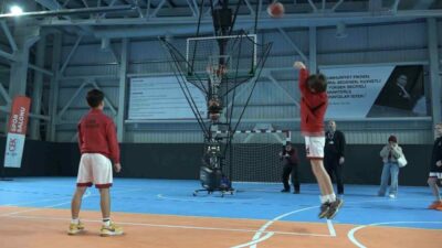 Uludağ İçecek Türk A.Ş., öğrenci ve genç sporculara basketbol şut