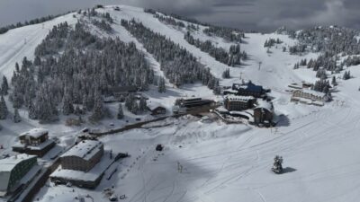 Türkiye’nin kış turizm merkezlerinden başında gelen Uludağ’da 1 Nisan’da kar