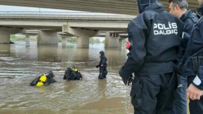 Bursa’nın Karacabey ilçesinde yolu kısaltmak için köprü altından aracıyla geçmek