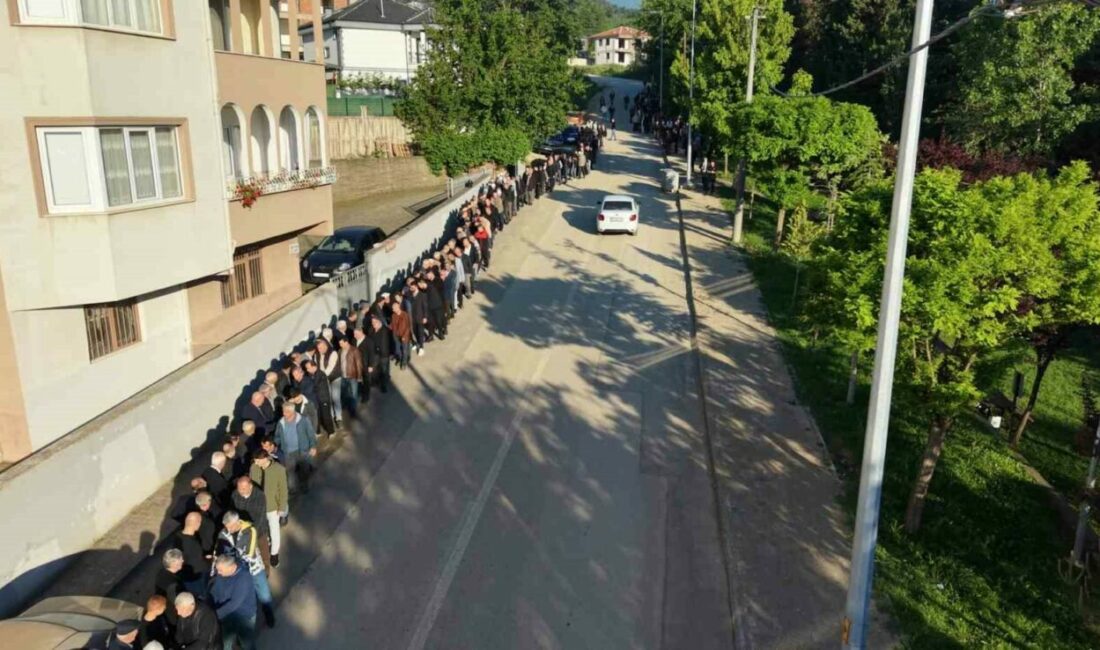 60 yıldır süren gelenek: Bayramlaşmada 1 kilometrelik kuyruk oluştu Bursa’nın İnegöl ilçesine bağlı kırsal Cerrah Mahallesi’nde 60 yıldır süren