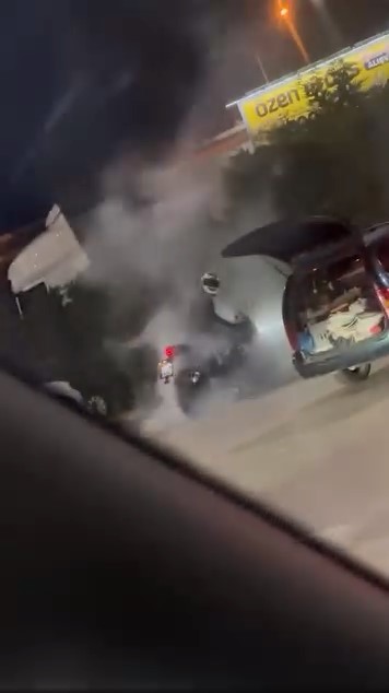 Akaryakıt istasyonu içinde lastik yakan motosiklet böyle görüntülendi Bursa’da bir akaryakıt istasyonunda lastik yakan motosiklet sürücüsü amatör kamera