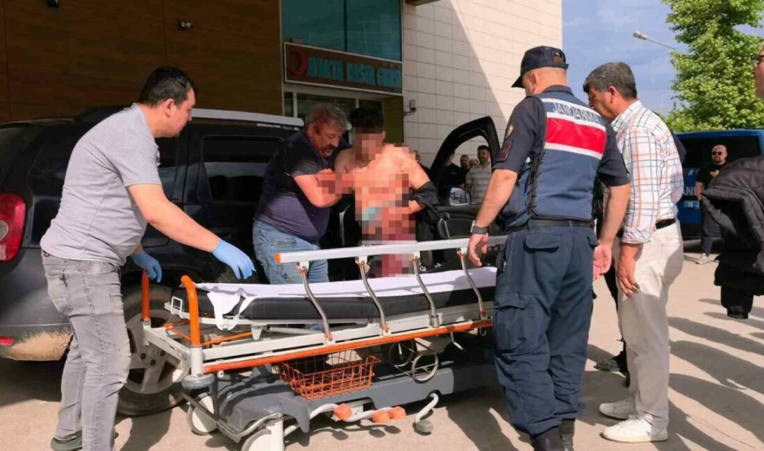 Akraba arası çıkan kavga kanlı bitti: 1 ağır yaralı Bursa’nın İnegöl ilçesinde amca çocukları arasında çıkan bıçaklı kavgada 1