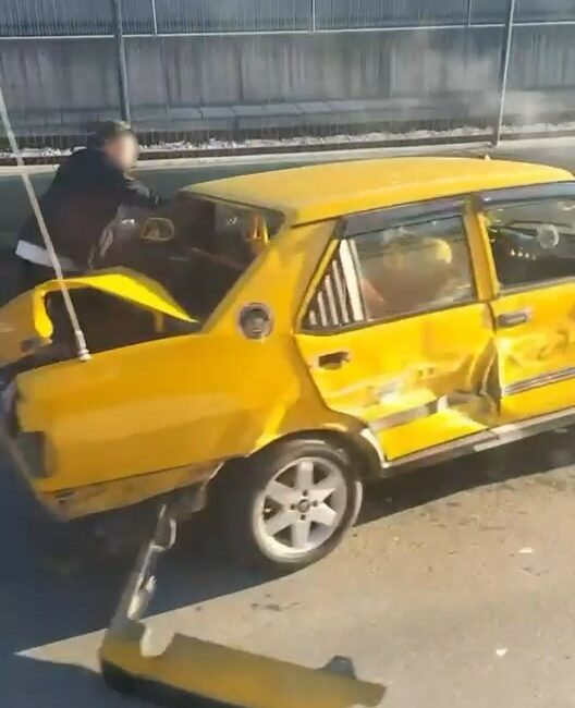 Alkollü sürücü direksiyon hakimiyetini kaybetti, bariyerlere çarptı Bursa’da seyir halinde direksiyon hakimiyetini kaybeden alkollü sürücü, yol kenarında