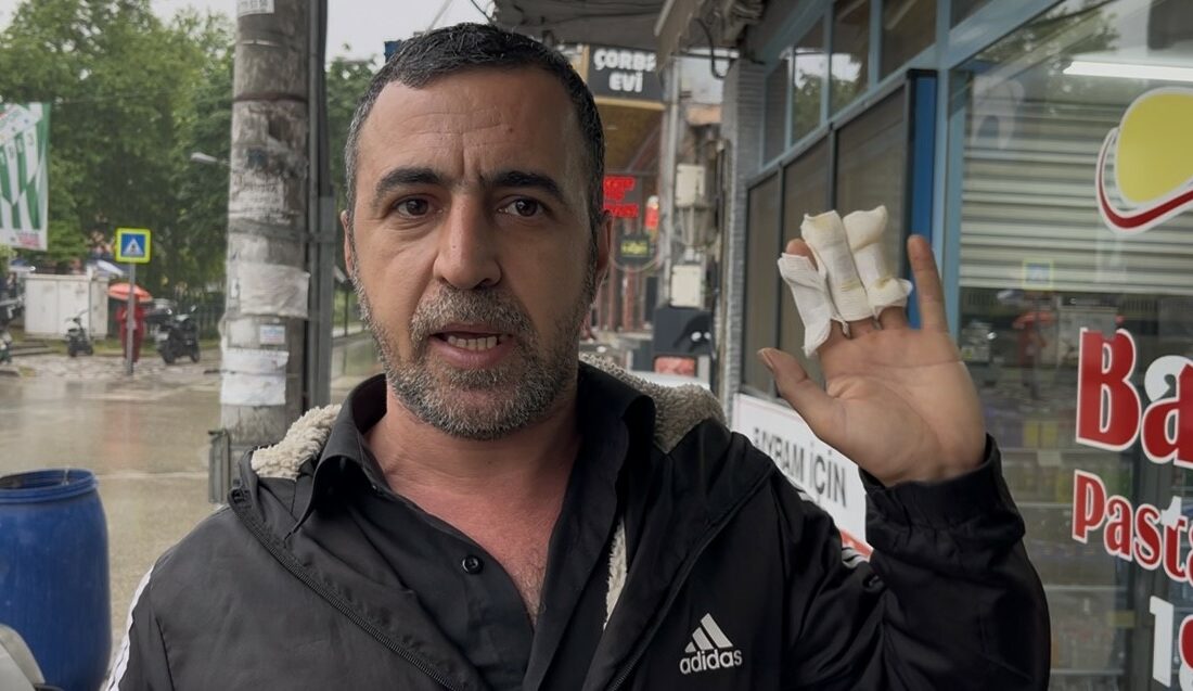 “Arabanın altında iki kişi vardı” diyerek o anları anlattı: Bursa’da can pazarı kamerada Bursa’nın Osmangazi ilçesinde kontrolden çıkan kamyonetin kaldırıma dalarak anne ve