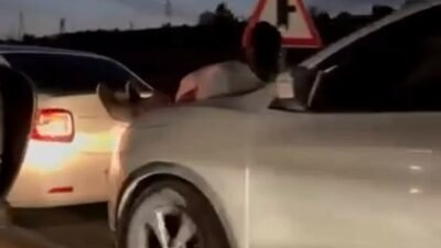 Bursa’da yolda kalan aracı çekmek isteyen bir vatandaş, halat bulamayınca