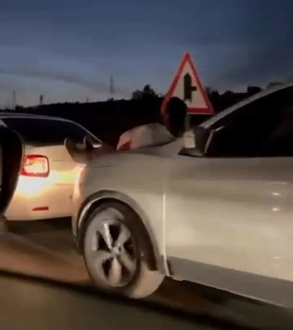 Araç çekmenin böylesi: Halat bulamayınca iki aracın arasına insan koydular Bursa’da yolda kalan aracı çekmek isteyen bir vatandaş, halat bulamayınca