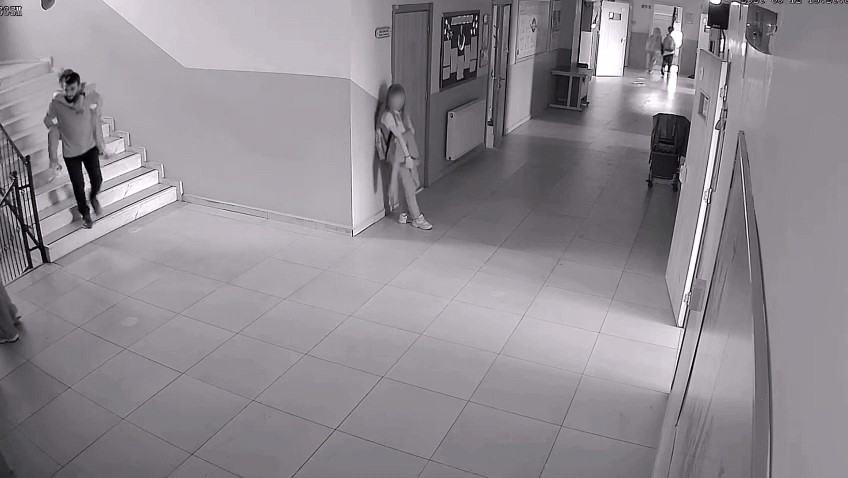 İnegöl’de bir okulda bozulan asansör, bir öğretmenin fedakarlığı ve öğrencilerin