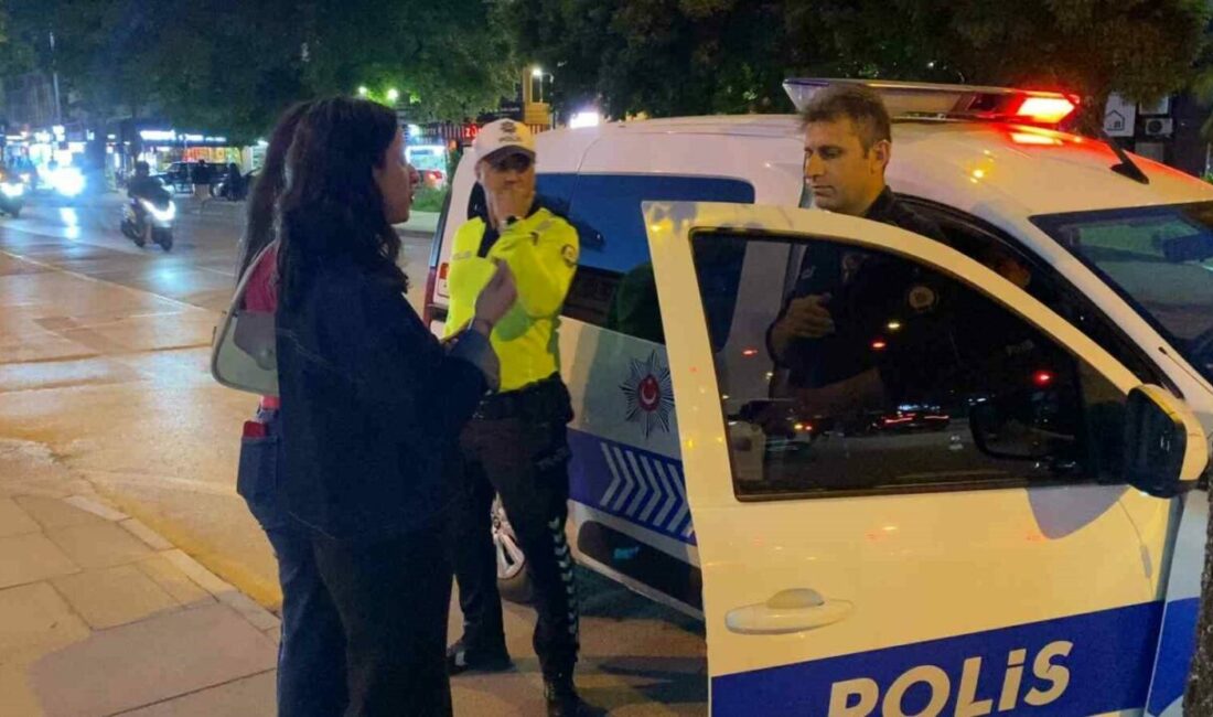 Bursa’nın İnegöl ilçesinde genç kızın örnek davranışı takdir topladı. Bankamatikte