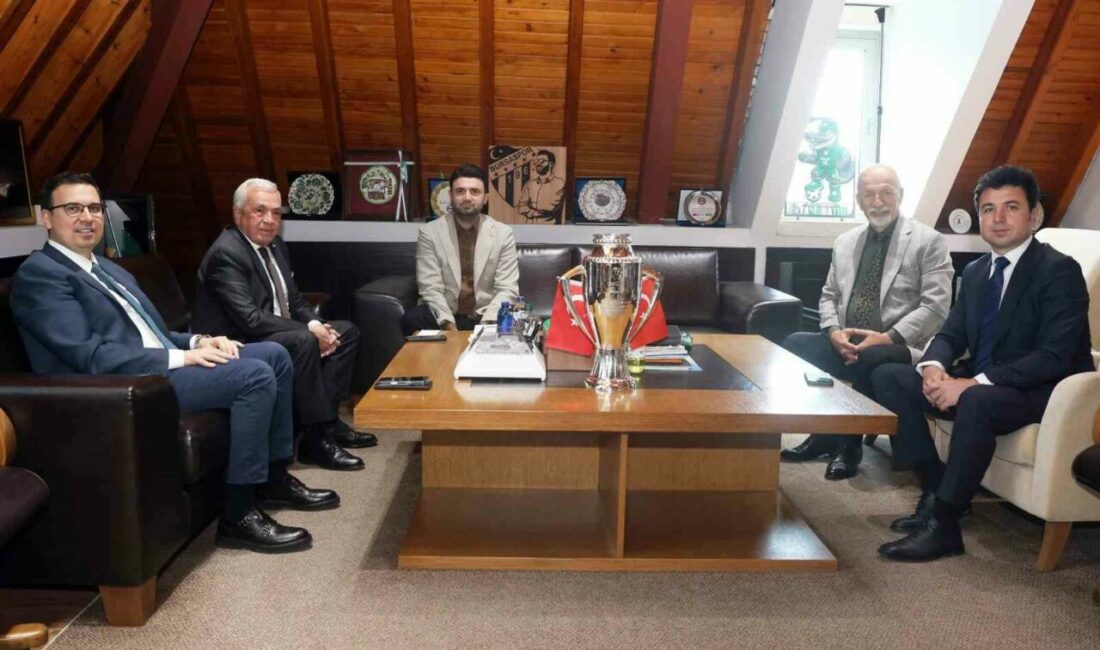 Başkan Şadi Özdemir’den Bursaspor’a tebrik ziyareti Nilüfer Belediye Başkanı Şadi Özdemir, TFF 1. Lig’e yükselme başarısı