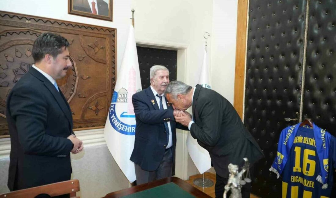 Başkanlık makamında duygusal buluşma Tarihi Yenişehir Belediyesi Başkanlık Makamı, Türkiye ve Kuzey Kıbrıs Türk