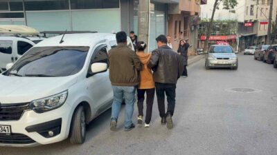 Bursa’nın Orhangazi ilçesinde, hırsızlık amacıyla girdiği otomobilin sahibine yakalanınca aracı