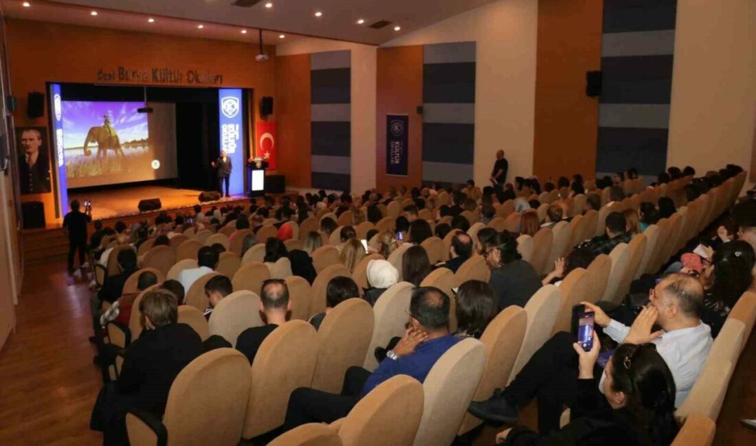 Bu kez gençler konuştu, yetişkinler dinledi Öğrencilerin konuştuğu, ebeveyn ve eğitimcilerin dinlediği tersine mentörlük zirvesi büyük