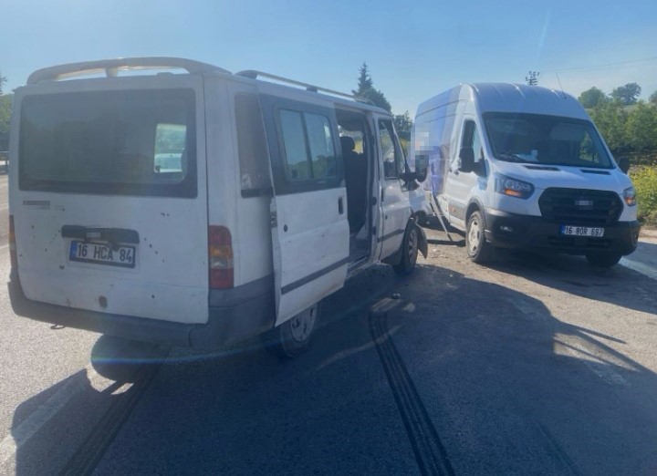 Bursa’da 2 minibüs çarpıştı : 4 kişi yaralandı Bursa’nın İnegöl ilçesinde meydana gelen kazada 2 minibüs çarpıştı: 4
