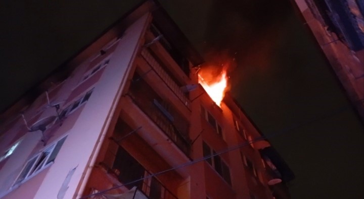 Bursa’da 6 katlı binada yangın paniği Bursa’nın Osmangazi ilçesinde 6 katlı bir binanın en üst katında