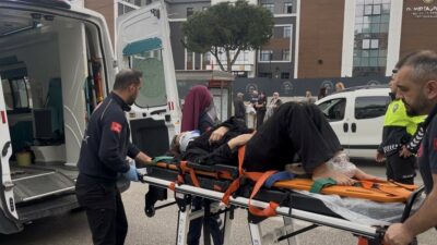 Bursa’da alt geçit yerine yoldan karşıya geçmeye çalışan yaya, otomobilin