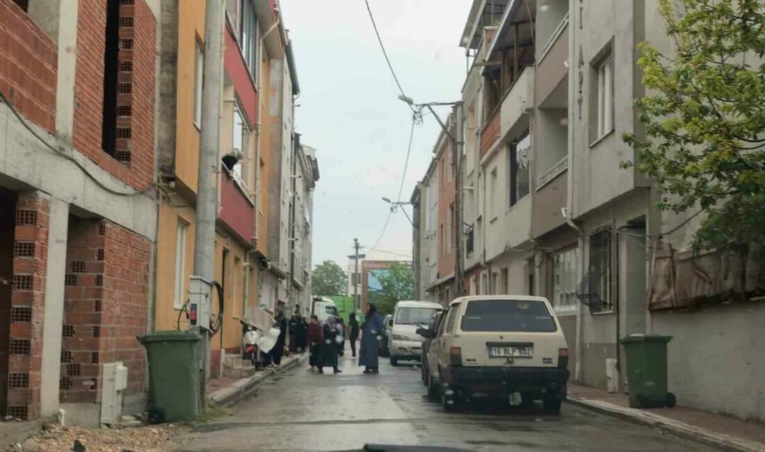 Bursa’da balkondan düşen kadın ağır yaralandı Bursa’nın İnegöl ilçesinde ikinci kattaki evlerinin balkonundan düşen kadın ağır
