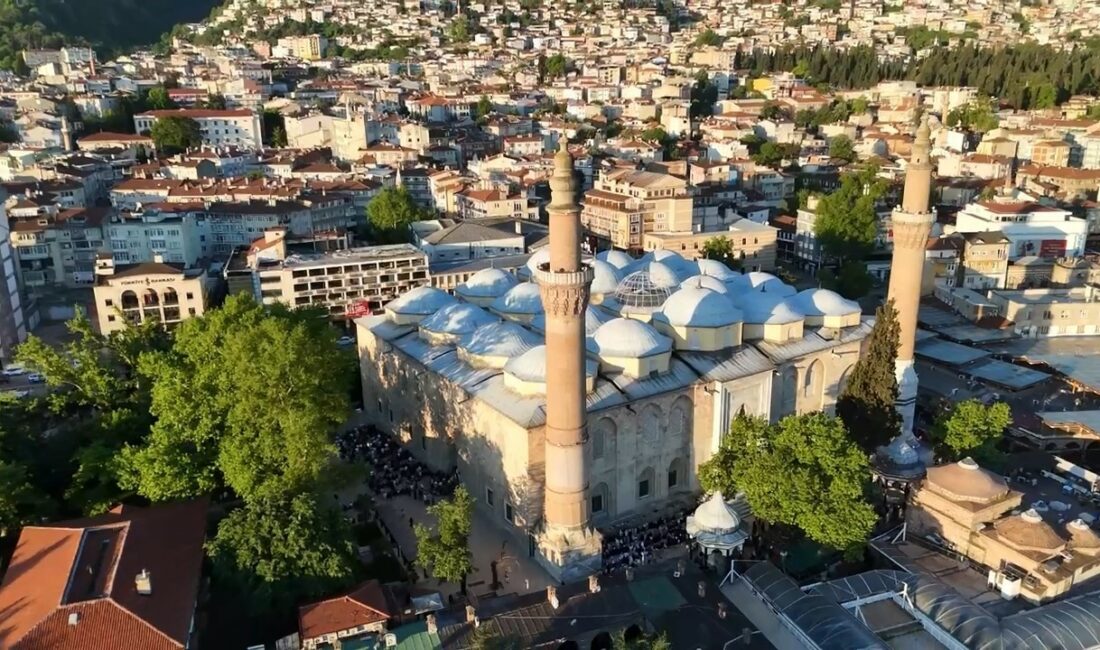 Bursa’da bayram coşkusu tarihi camilerde yaşandı Bursa’da Kurban Bayramı sabahı vatandaşlar, bayram namazını kılmak için tarihi