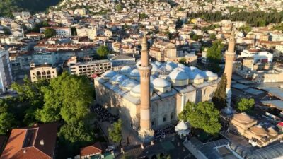 Bursa’da Kurban Bayramı sabahı vatandaşlar, bayram namazını kılmak için tarihi