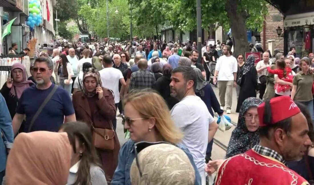 Kurban Bayramı öncesi Bursa çarşısında alışveriş yoğunluğu artarken, kasap ve