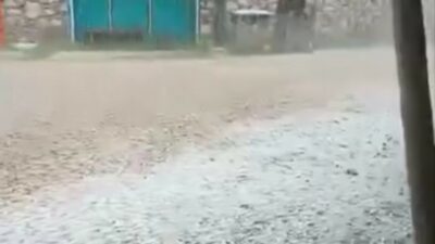 Bursa’nın Keles ilçesinde etkili olan dolu yağışı vatandaşlara zor anlar