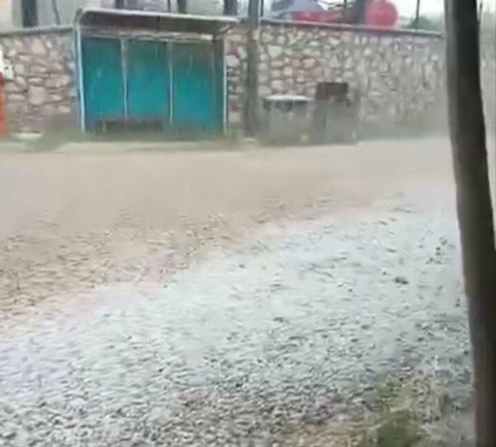 Bursa’da ceviz büyüklüğünde dolu yağdı…Camlar kırılma noktasına geldi Bursa’nın Keles ilçesinde etkili olan dolu yağışı vatandaşlara zor anlar