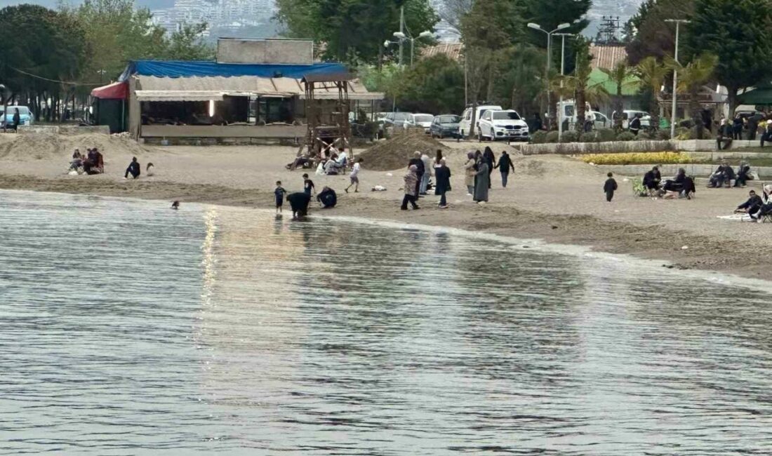 Bursa’nın Mudanya ve Gemlik ilçelerinde hava sıcaklıklarının yükselmesiyle birlikte gençler
