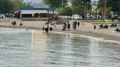 Bursa’nın Mudanya ve Gemlik ilçelerinde hava sıcaklıklarının yükselmesiyle birlikte gençler
