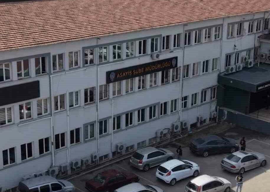Bursa’da dev “change” operasyon…Çalıntı araç şebekesi çökertildi Bursa’da çalıntı, gümrük kaçağı ve hacizli araçların şase numaralarını değiştirerek
