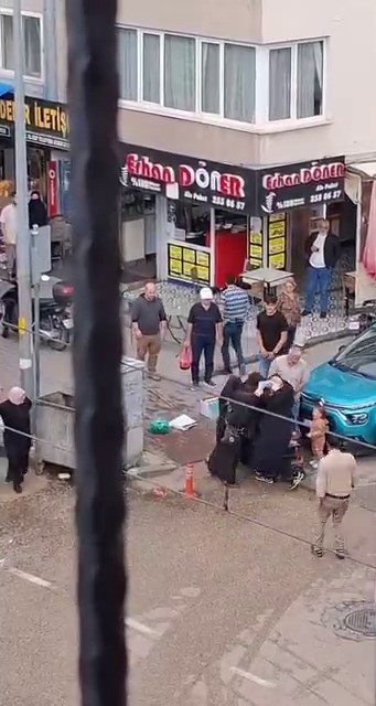 Bursa’da dilencilerin ’yer kavgası’ kamerada Bursa’da iki dilenci grubunun yer kavgası saniye saniye amatör kameraya