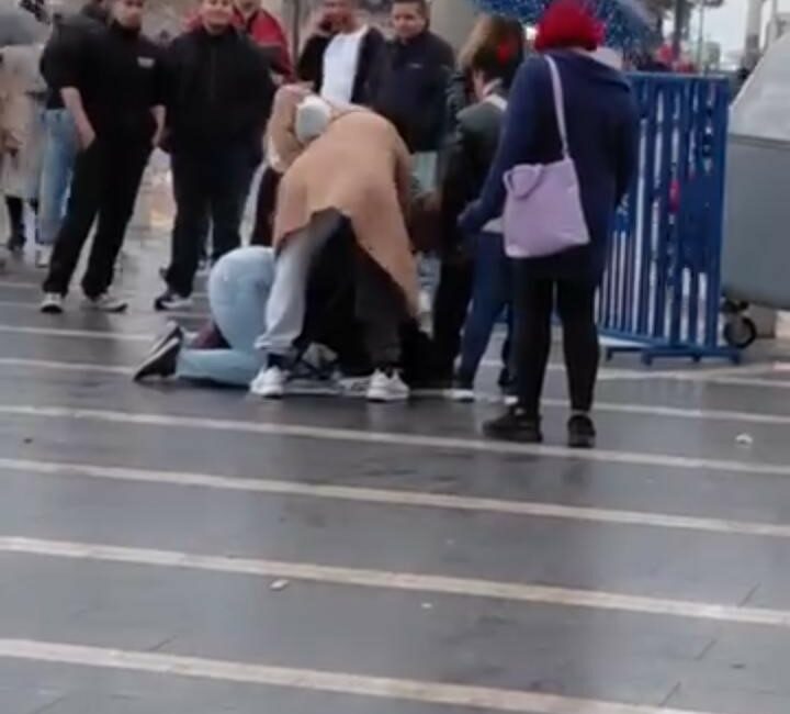 Bursa’da şemsiye satarak geçimini sağlayan engelli bir vatandaş, kimliği henüz