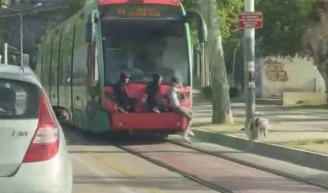 Bursa’da gençlerin tramvay arkasındaki tehlikeli yolculuğu kamerada Bursa’da gençlerin tramvayın arkasına tutunarak yaptığı tehlikeli yolculuk kameralara yansıdı.