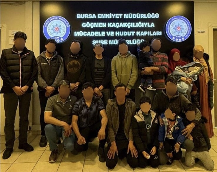 Bursa’da göçmen kaçakçılığı operasyonu: 18 kaçak göçmen yakalandı Bursa’nın Osmangazi ve Yıldırım ilçelerinde düzenlenen göçmen kaçakçılığı operasyonlarında 18